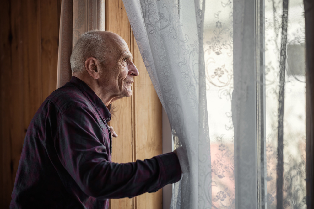 5 powodów, dla których osoba samotna powinna rozważyć zakup opaski bezpieczeństwa Falck